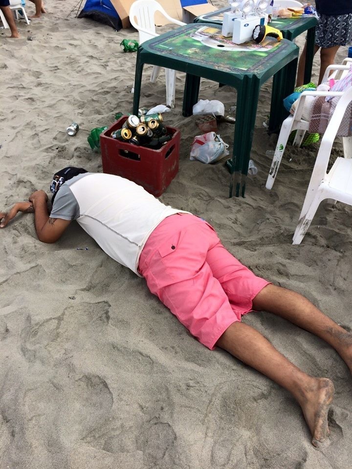 Шокирующие фото британских туристов, отдыхающих на Корфу