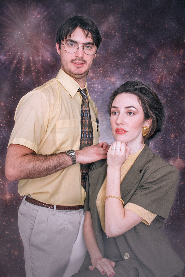 Влюблённые сделали предсвадебную фотосессию в стиле 80-х годов