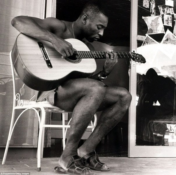 Пеле играет на гитаре. 1970 год.