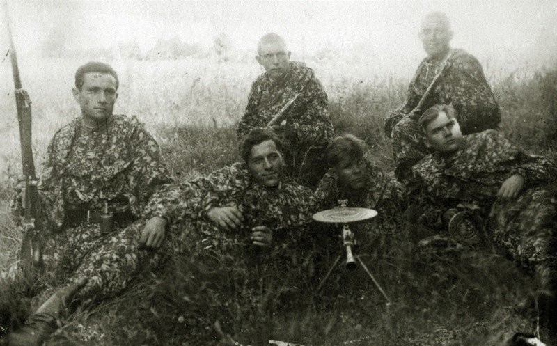 Охотники за "Лесными братьями". Офицер и солдаты армейской разведки, Литва, 1947 год.