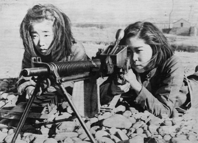 Обучение японских девушек владению оружием. Острова Рюкю, июнь 1945 года.