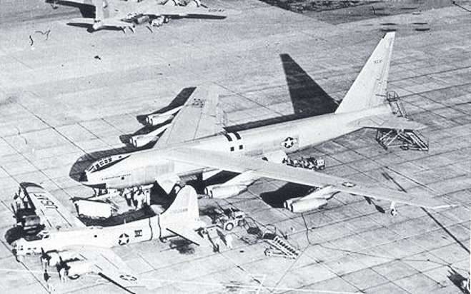 Бомбардировщик В-17 и прототип стратегического бомбардировщика YB-52. 1952 год.