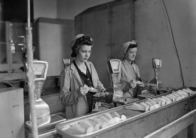 Женщины на военном заводе взвешивают взрывчатку для корабельных снарядов. Британия, 1944 год.