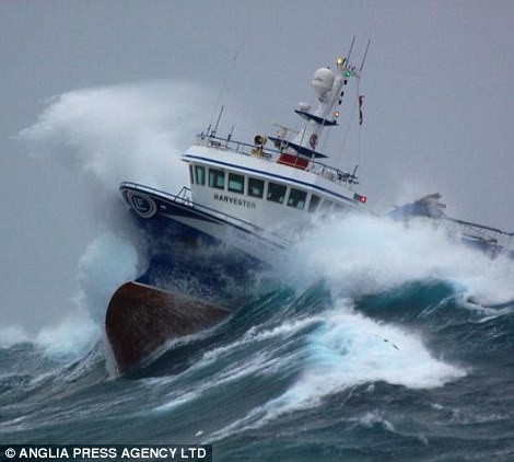 Высота волн во время шторма в Северном море превышает 10 метров