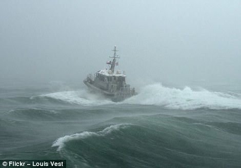 Лоцманская лодка ищет судно в сплошной пелене дождя около порта Хьюстона