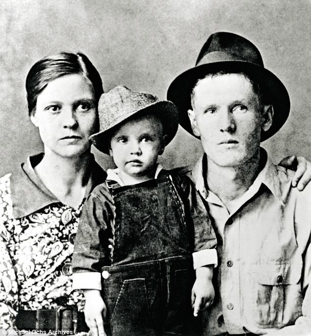 Двухлетний Элвис с отцом и матерью