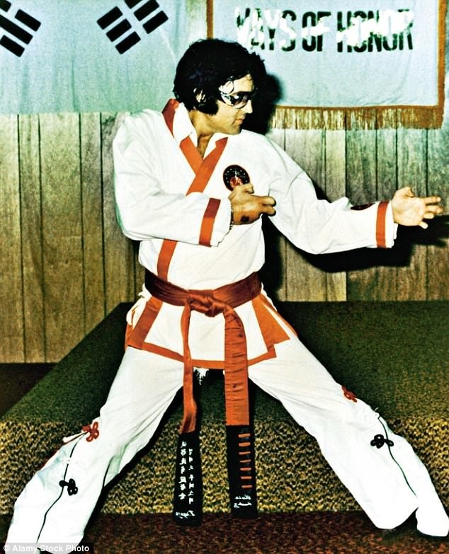 Элвис на тренировке по карате. Даже его кимоно отличались эксцентричностью