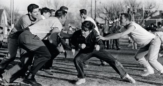 Элвис на тренировке по американскому футболу, 1956 год