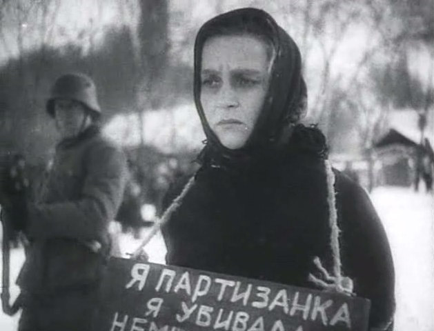  «Она защищает Родину» (1943)