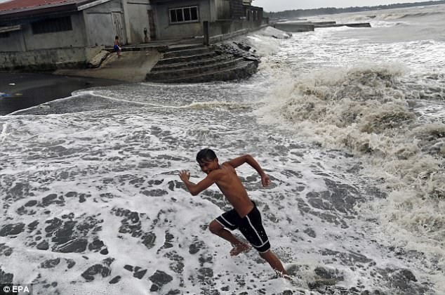 Тайфун успел достичь побережья Филиппин, где также зафиксированы сильные дожди