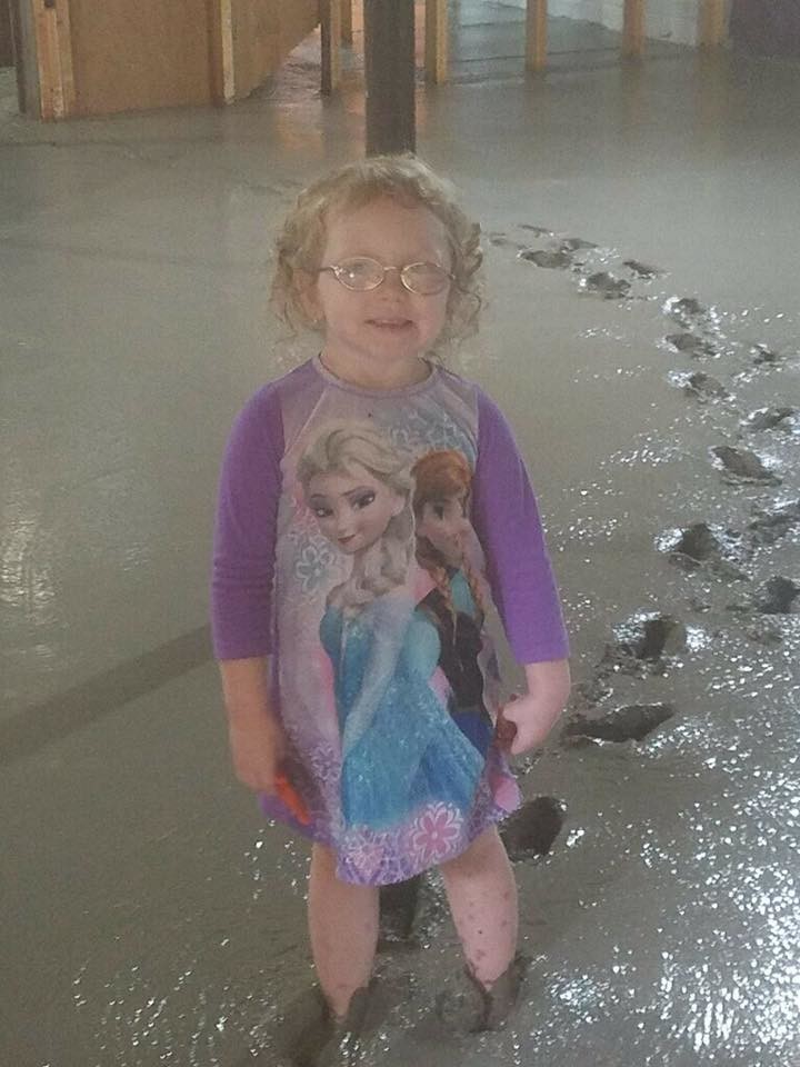 Девочка в поисках родителей прошлась по влажному бетону