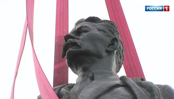 Памятник Горькому вернулся на место после долгой "ссылки"