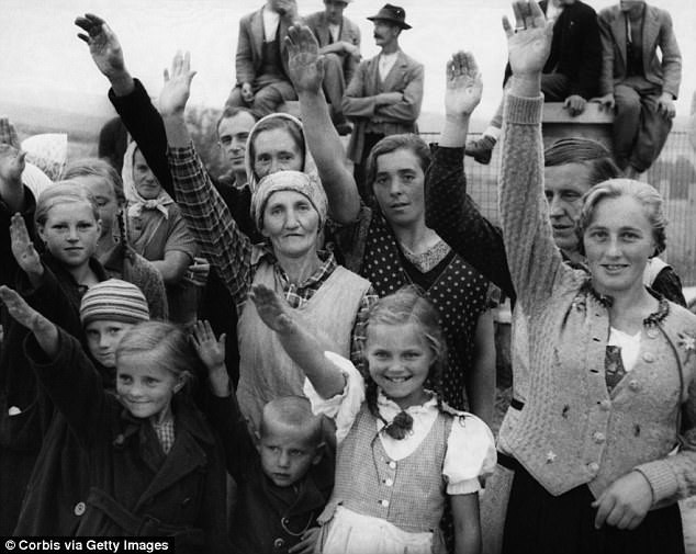 Австрийцы приветствуют Гитлера, 1938 год