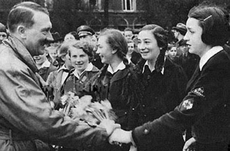 Гитлер приветствует защитниц родины 