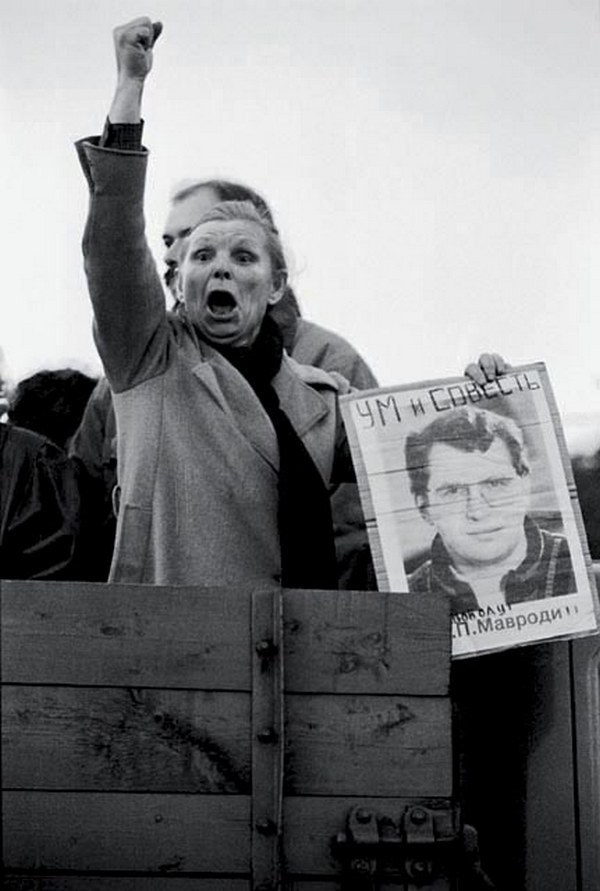 Защитница МММ после ареста Сергея Мавроди, 1994 год, Москва. Тут нечего добавить - просто посмотрите на это лицо