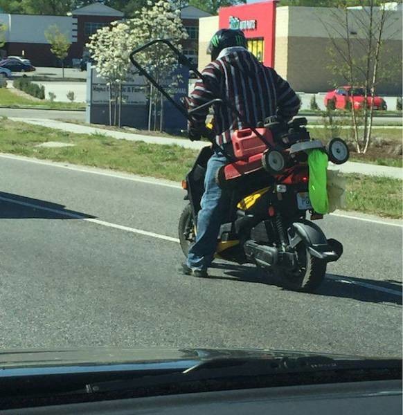 Мотоциклист с газонокосилкой 
