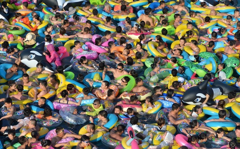 Переполненный бассейн в Фушуне 30 июля