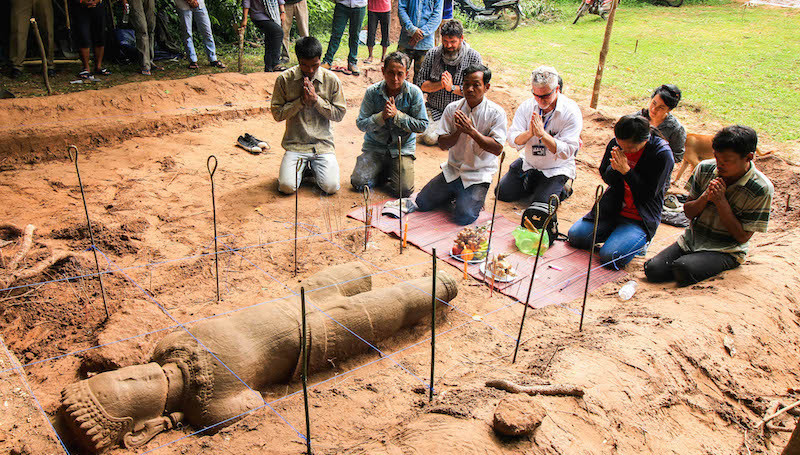 В Камбодже археологи нашли древнюю статую демона-охранника