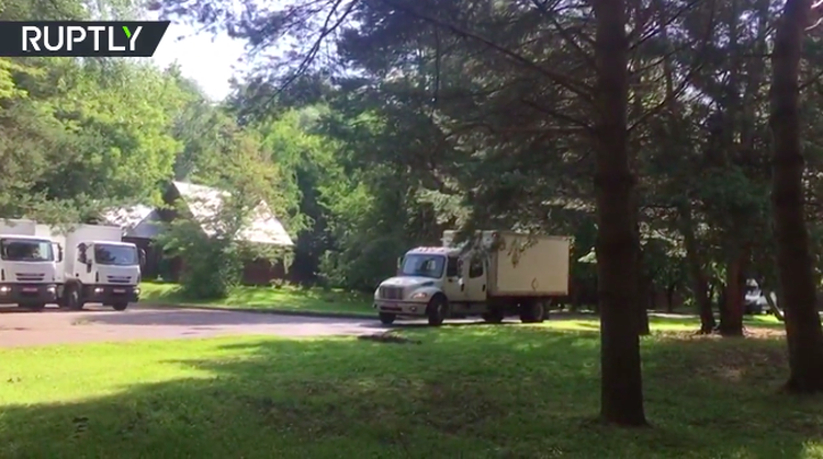 Американские дипломаты покидают дачу в Серебряном Бору