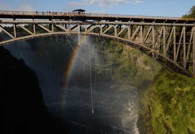 Мост водопада Виктория, Замбия. Высота платформы: 128 метров 