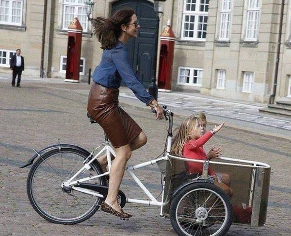 Принцесса Дании тоже возит детей таким способом