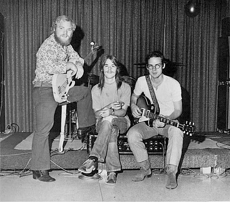 «ZZ Top» готовится играть на выпускном вечере в Little Cypress–Mauriceville High School, 1970, США