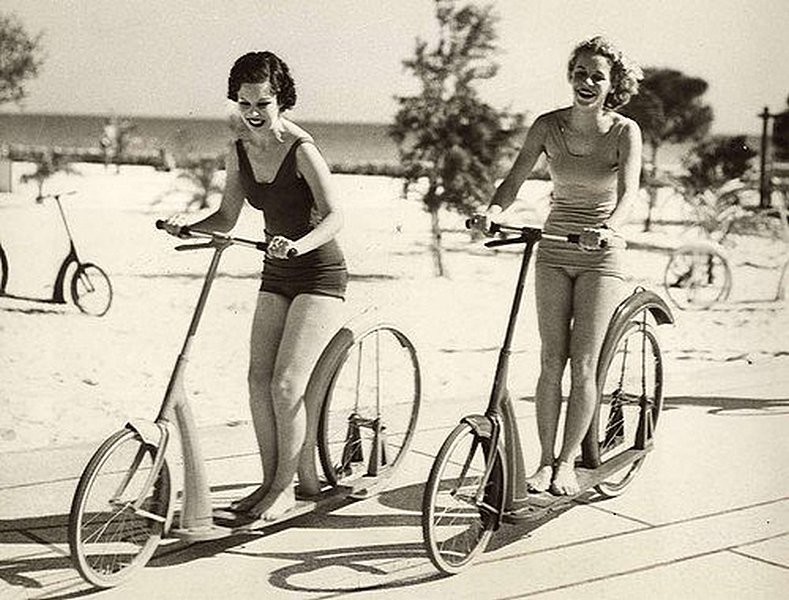 Девушки на самокатах, 1935 год, Майами, Флорида