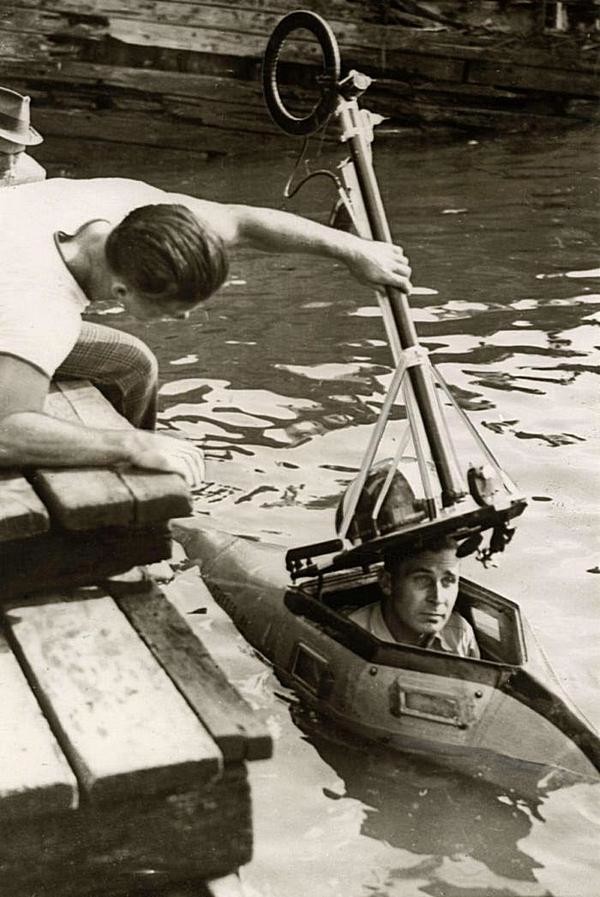 Испытание одноместной субмарины, 1939 год, Йонкерс, США. Barney Connett проводит испытание одноместной подводной лодки, способной погружаться на глубину до 30 футов и проплывать до 14 миль.