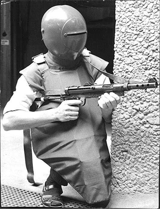 Полицейский в тактических сандалиях, 1970 год, Швеция