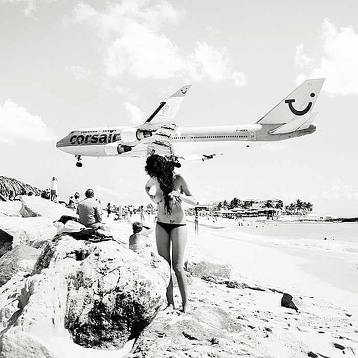 Низколетящие самолеты над пляжем карибского острова  Сент-Мартин