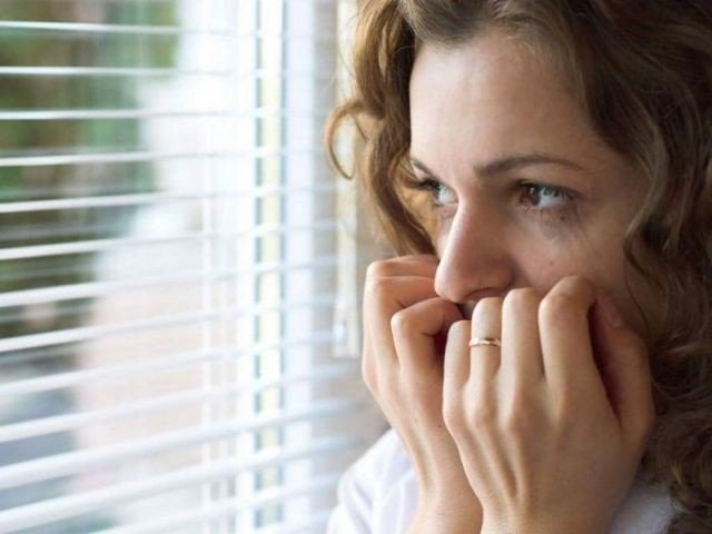 Повышенные уровни гормонов прогестерона, кортизола и эстрадиола, особенно во время овуляции, усиливают у женщин ощущение беспокойства и чувство опасности.