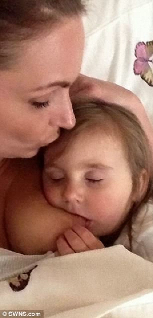 Британка шокирует интернет, кормя грудью четырехлетнюю дочь