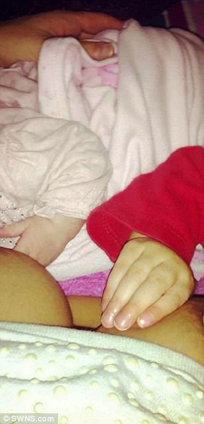 Британка шокирует интернет, кормя грудью четырехлетнюю дочь