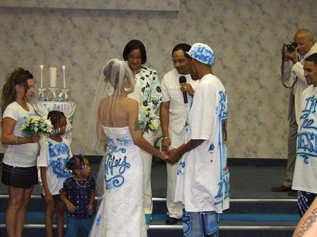 В оформлении этой свадьбы прекрасно все, но свадебная кепка жениха - просто вершина свадебного дизайна!