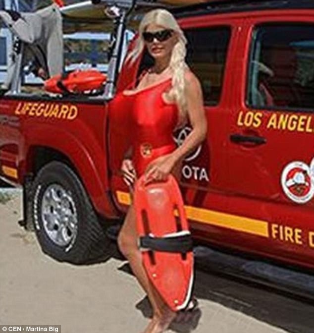 Мартина Биг на пляже Лос-Анджелеса в прошлом году