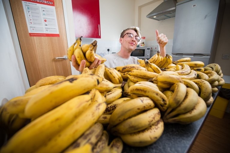 Этот молодой датчанин ест всего 150 бананов в неделю