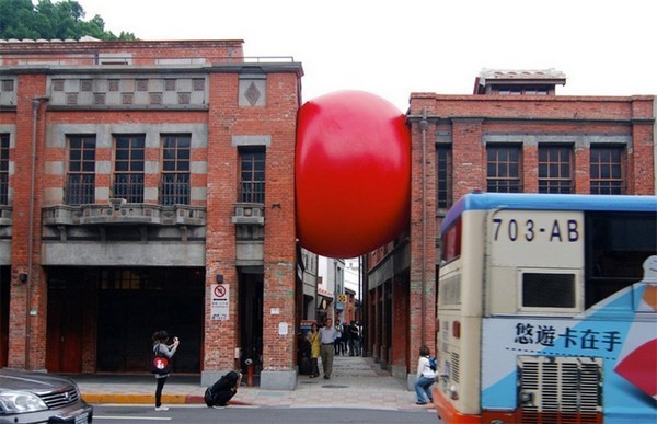 RedBall Project – огромный красный мячик, путешествующий по миру