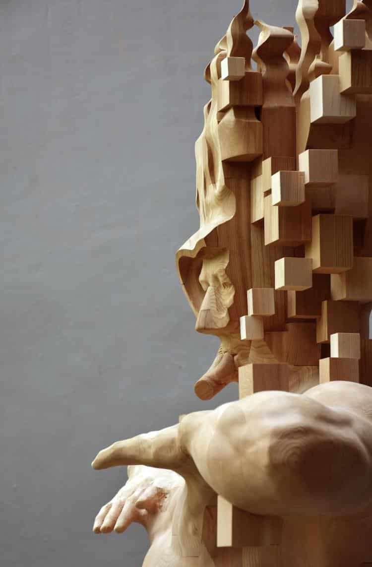 Тайваньский скульптор вырезает пиксельные скульптуры из дерева
