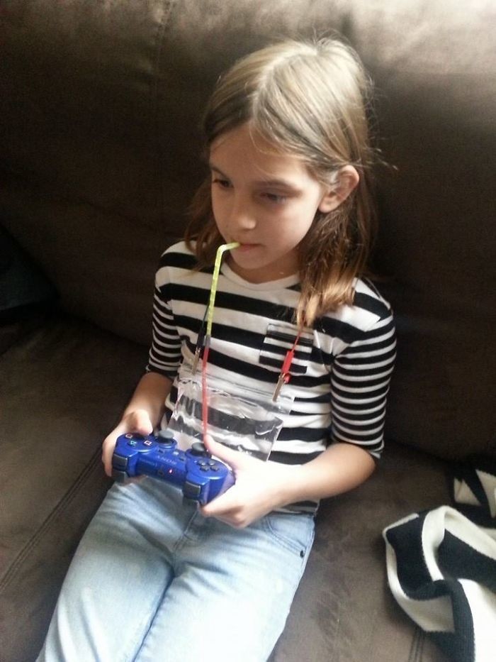 Девятилетняя девочка придумала, как утолять жажду, не отрываясь от видеоигры
