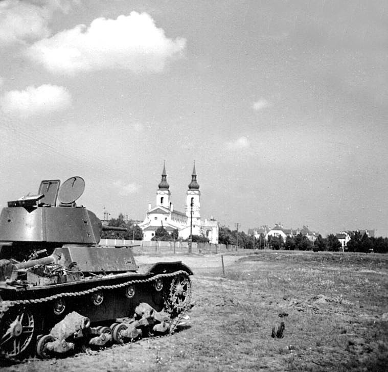 Подбитый советский легкий танк Т-26.