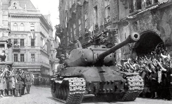 Танк ИС-2 из состава Первого чехословацкого армейского корпуса на улицах Праги, май, 1945 года