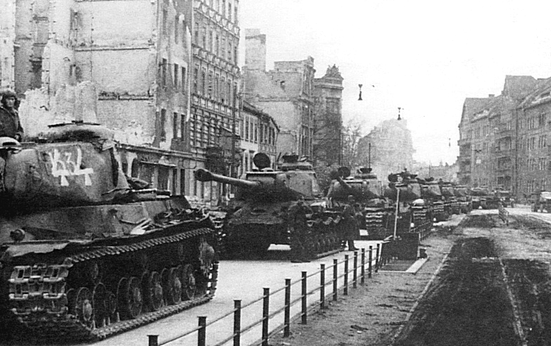 Колона танков ИС-2 на улицах Берлина, май, 1945 года