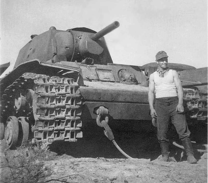 Немецкий солдат у захваченного советского тяжелого танка КВ-1