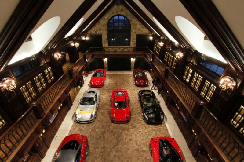 Роскошный гараж коллекционера и его автомобили