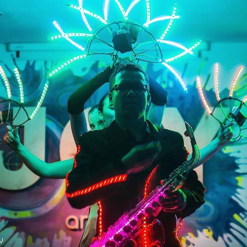 Пермский музыкант играет на уникальном светящемся прозрачном саксофоне