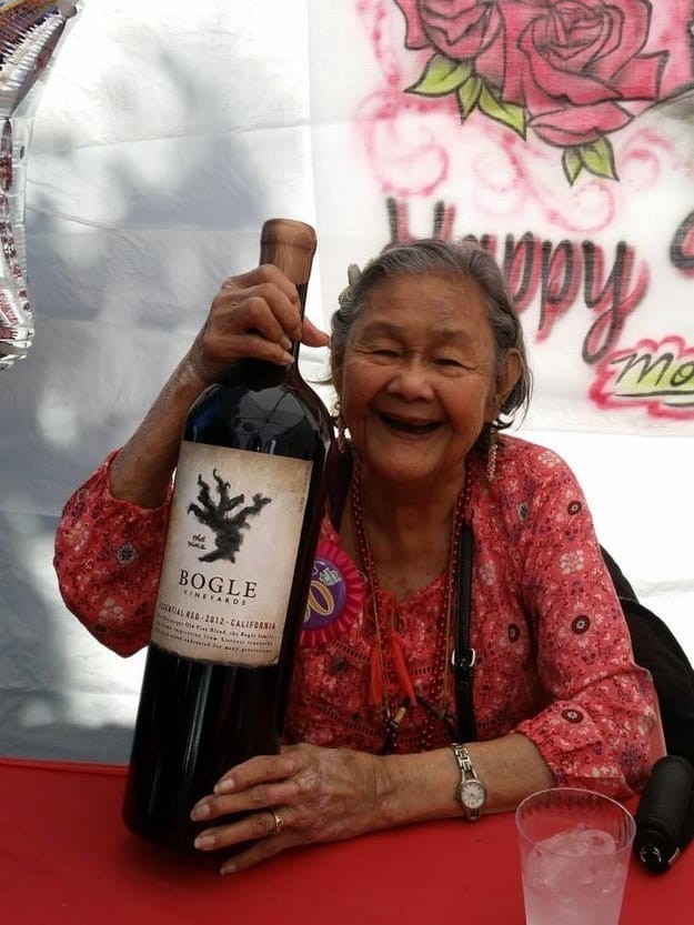 Эта бабушка знает, что бокал вина еще никому не навредил 