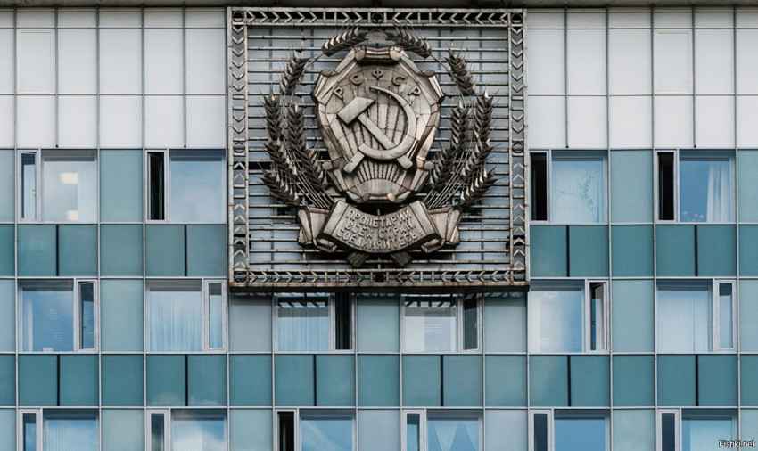 Стальной герб РСФСР на здании Дома Советов в г