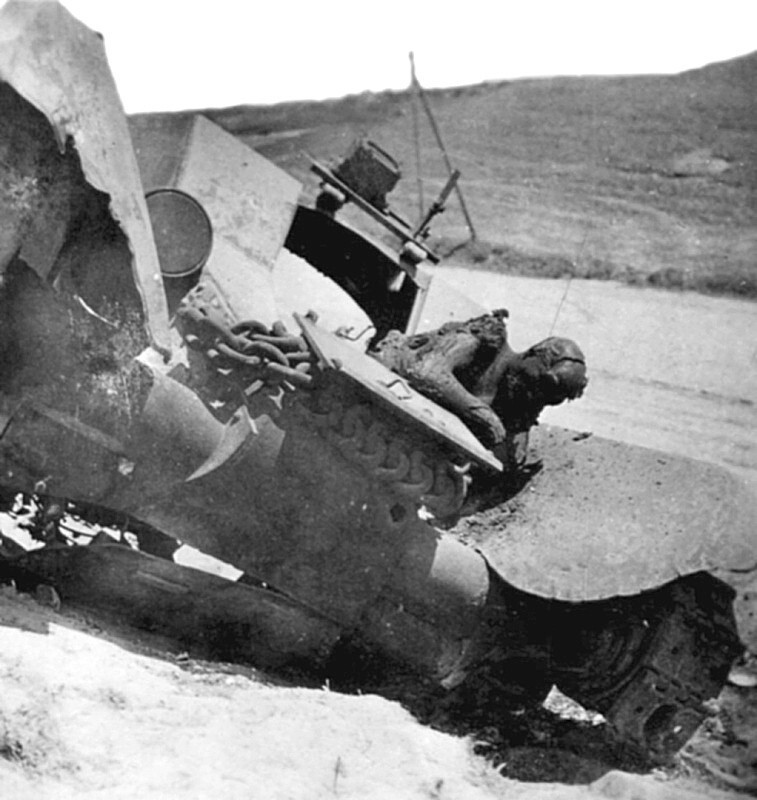 Сгоревший советский легкий танк БТ-7, из которого так и не успел выбраться механик-водитель.