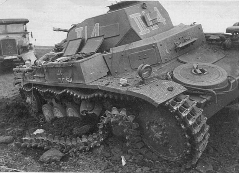 Подбитый немецкий легкий танк PzKpfw II.
