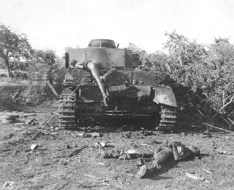Сгоревшие немецкие танкисты и танк Pz.Kpfw. IV